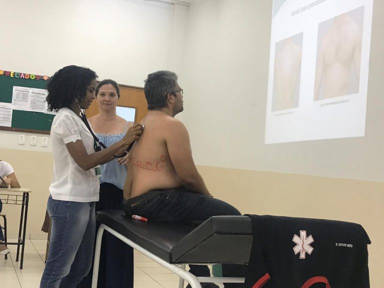Enfermeira realiza encontros para orientar profissionais na prática da consulta de enfermagem